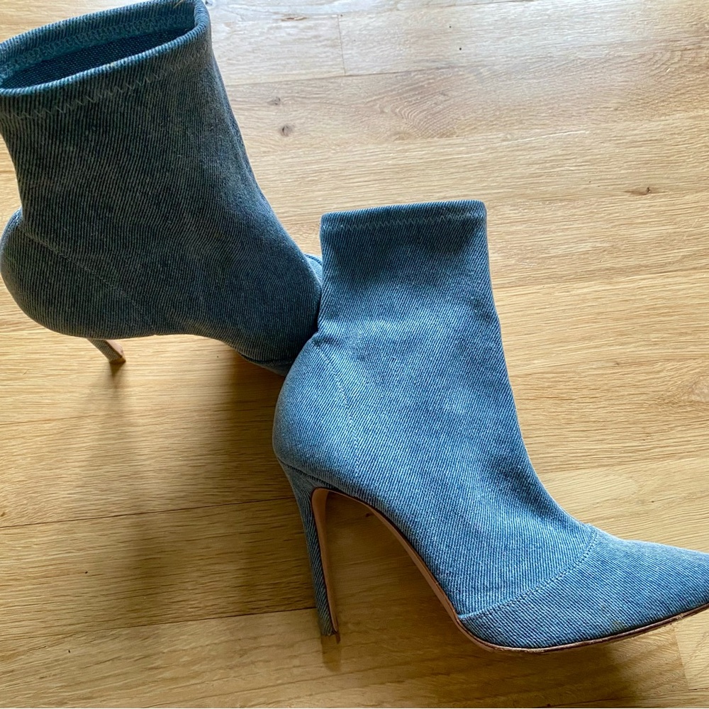 Gianvito Rossi Blue Heeled Boots with Sleek Design